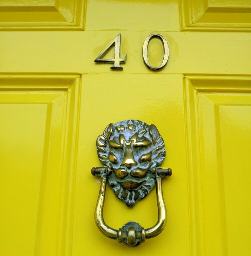 drzwi z numerem 40 symbolizują drzwi, które przechodząc kobiety po 40 decydują się na rowzój